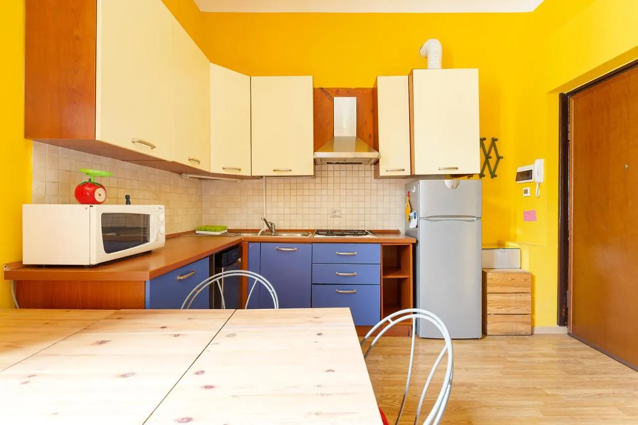 Milano Viale Umbria Colorful Apartment  Milan
